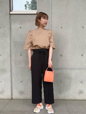 「BEAUTY&YOUTH UNITED ARROWS（ビューティーアンドユースユナイテッドアローズ）のBY∴ ミニスクエアステッチショルダーバッグ（ショルダーバッグ、オレンジ系）」を使った、Saki Tomitaさん（レディース・168cm）の春コーディネート