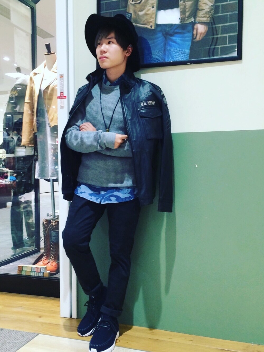 その他のその他パンツ、ホワイト系のシャツ/ブラウス、グレー系のTシャツ/カットソーを着用したメンズの冬コーディネートの1枚目の写真
