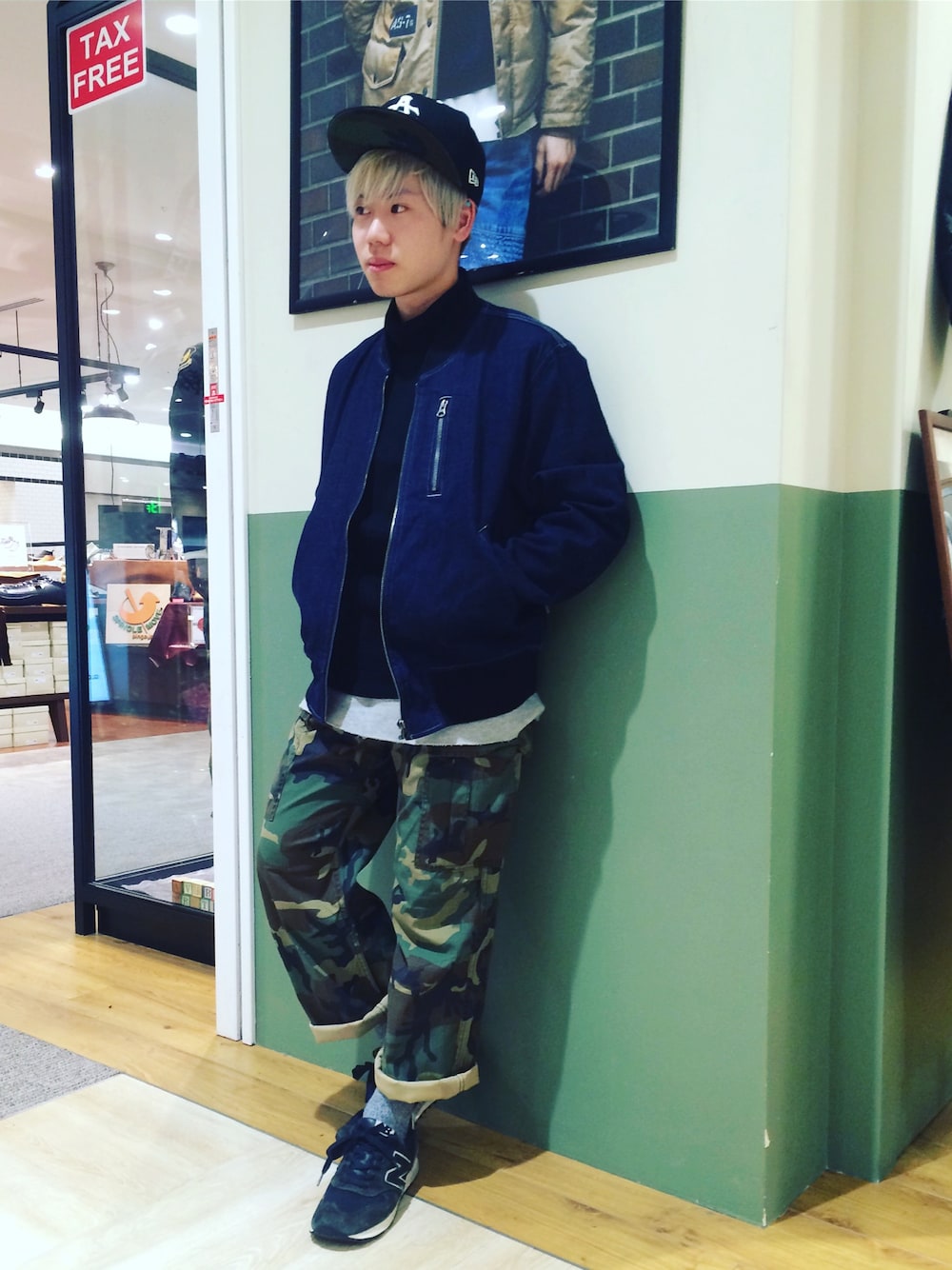 その他のカーゴパンツ、グレー系のTシャツ/カットソー、ブラック系のTシャツ/カットソーを着用したメンズの冬コーディネートの1枚目の写真