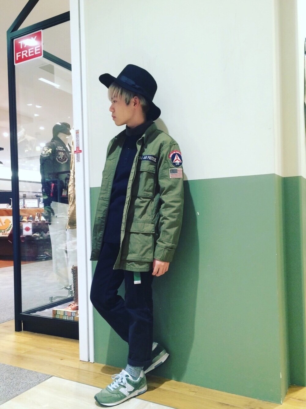 ブラック系のTシャツ/カットソー、ホワイト系のTシャツ/カットソー、グリーン系のミリタリージャケットを着用したメンズの冬コーディネートの1枚目の写真