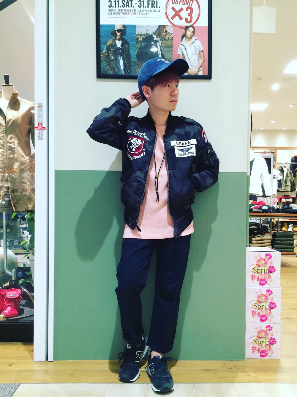 ブルー系のカーゴパンツ、ピンク系のTシャツ/カットソー、その他のミリタリージャケットを着用したメンズの春コーディネートの1枚目の写真
