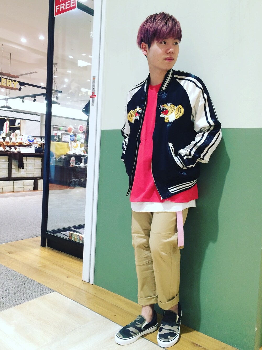 ベージュ系のカーゴパンツ、ホワイト系のTシャツ/カットソー、レッド系のTシャツ/カットソーを着用したメンズの春コーディネートの1枚目の写真