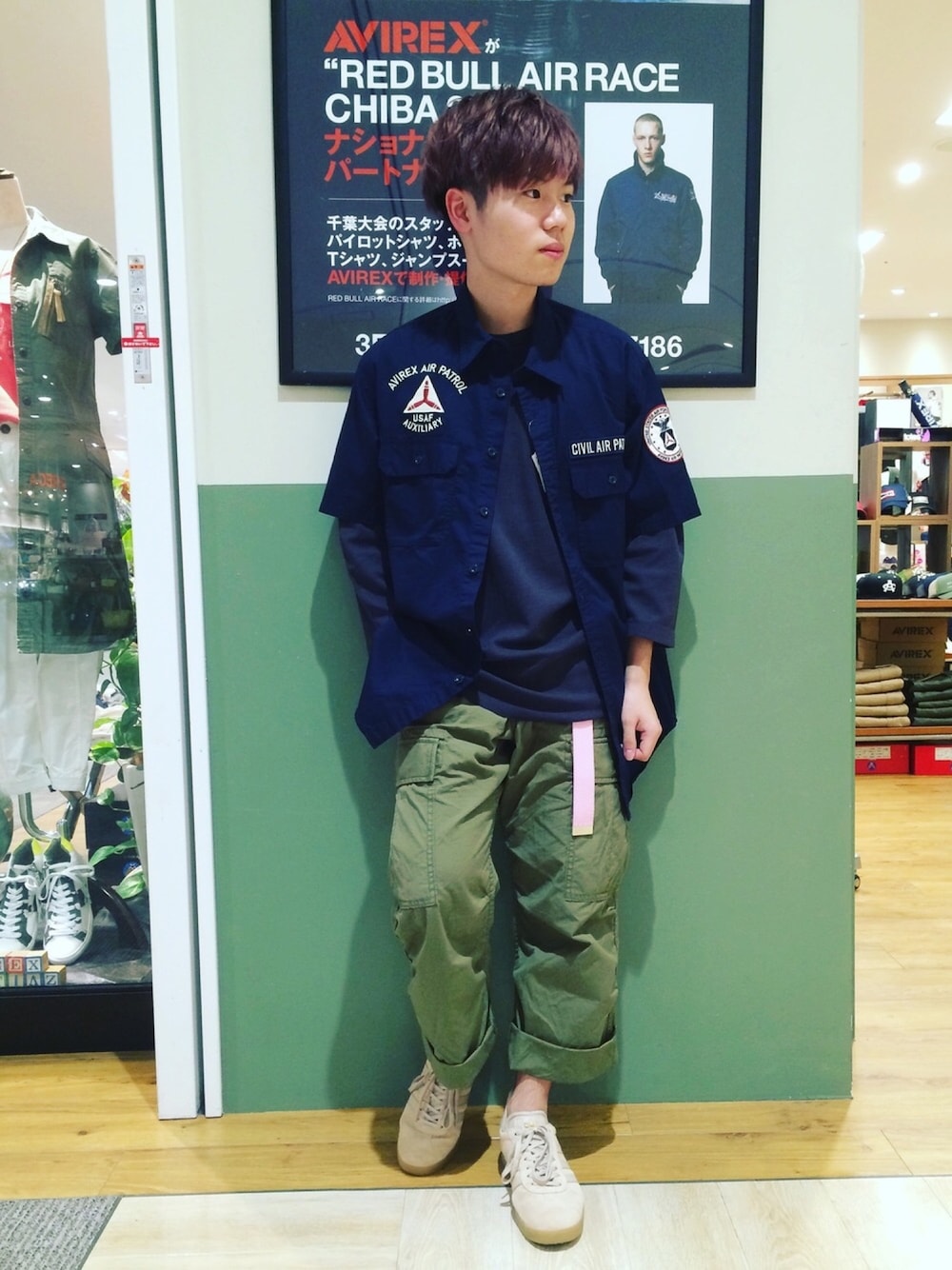 グリーン系のカーゴパンツ、グレー系のTシャツ/カットソー、ブルー系のシャツ/ブラウスを着用したメンズの春コーディネートの1枚目の写真