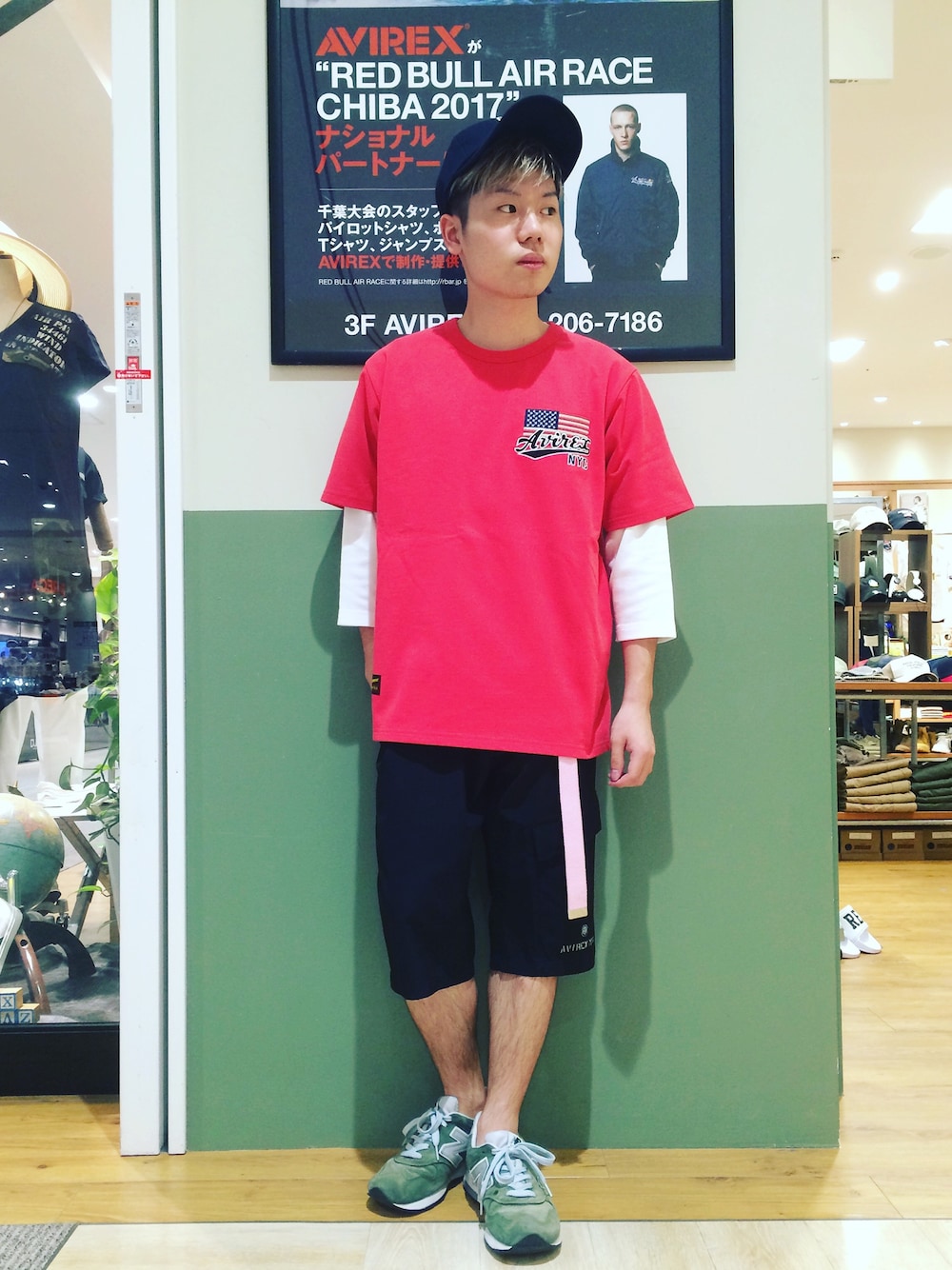 ブラック系のカーゴパンツ、ホワイト系のTシャツ/カットソー、レッド系のTシャツ/カットソーを着用したメンズの春コーディネートの1枚目の写真