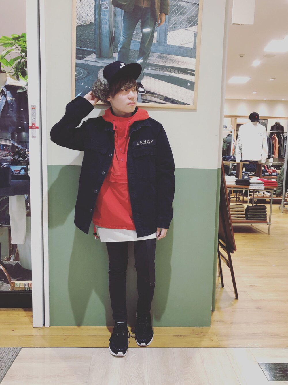 ブラック系のその他パンツ、レッド系のマウンテンパーカー、ブルー系のジャケット/アウターを着用したメンズの冬コーディネートの1枚目の写真