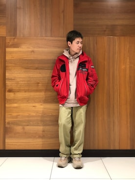 「アイテム（ミリタリージャケット、レッド系）」を使った、takuroさん（メンズ・163cm）の冬コーディネート