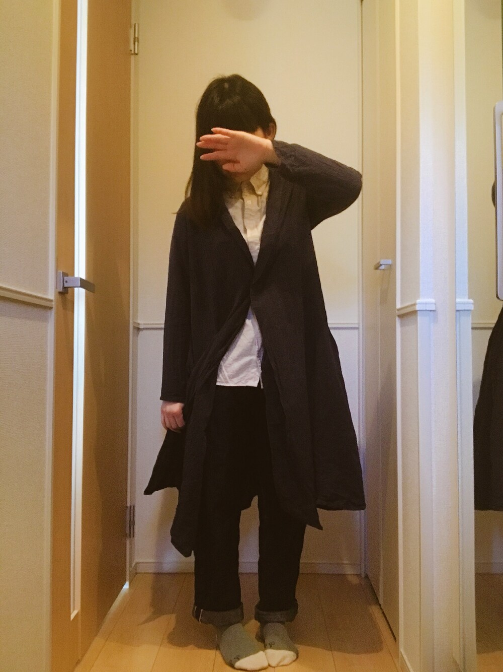 ブルー系のワンピース、ホワイト系のシャツ/ブラウス、ブルー系のデニムパンツを着用したレディースの冬コーディネートの1枚目の写真