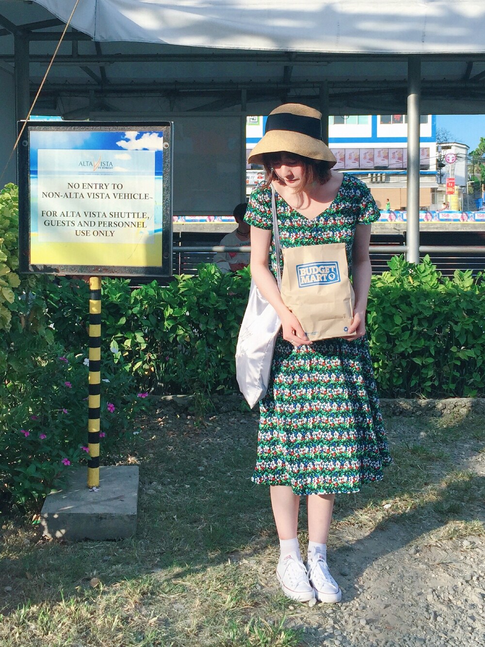 「EMODA、converse、CONVERS、gelato pique、moussy、boracay」｜「EMODAの2WAY OPENデコルテT/S（Tシャツ/カットソー、その他）」を使った、Crystalさん（レディース・171cm）の春コーディネートの1枚目の写真