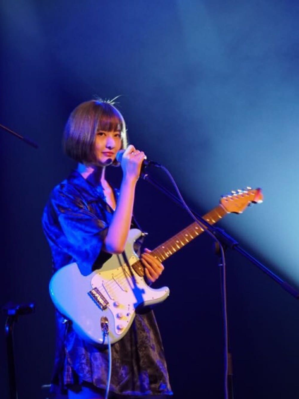 「guitar、Another Edition、Vivienne Westwood」｜「Another Editionのアイテム（シャツ/ブラウス、ブルー系）」を使った、Crystalさん（レディース・171cm）の秋コーディネートの1枚目の写真