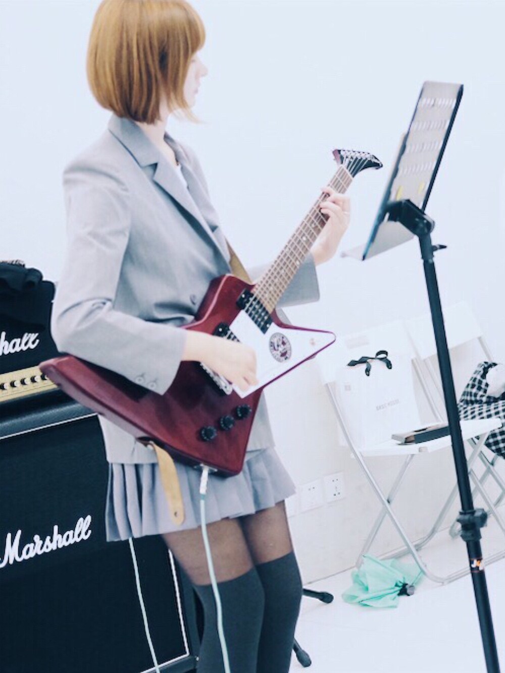 「GibsonとFender ギター、GIBSON、Mila Owen、WEGO」｜「Mila Owenのスーツセットアップダブルジャケット（テーラードジャケット、グレー系）」を使った、Crystalさん（レディース・171cm）の秋コーディネートの1枚目の写真