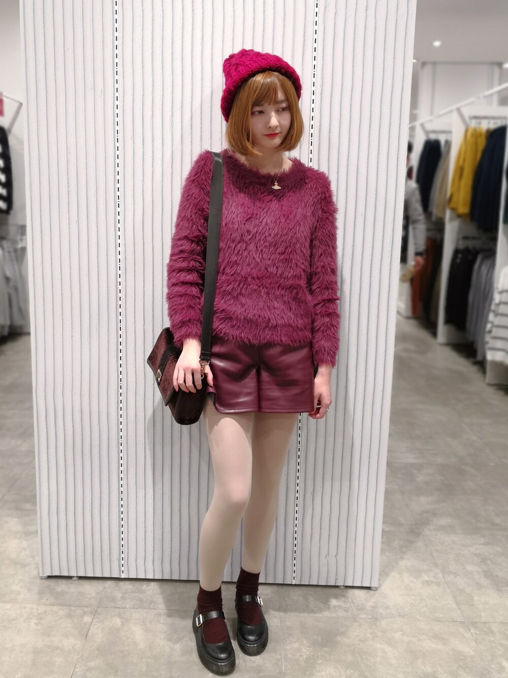 「To b. by agnes b.、KBF、Vivienne Westwood、snidel、GU、merry jenny、WEGO」｜「KBFのWEB限定　フェザーヤーンクルーニット（ニット/セーター、レッド系）」を使った、Crystalさん（レディース・171cm）の冬コーディネートの1枚目の写真