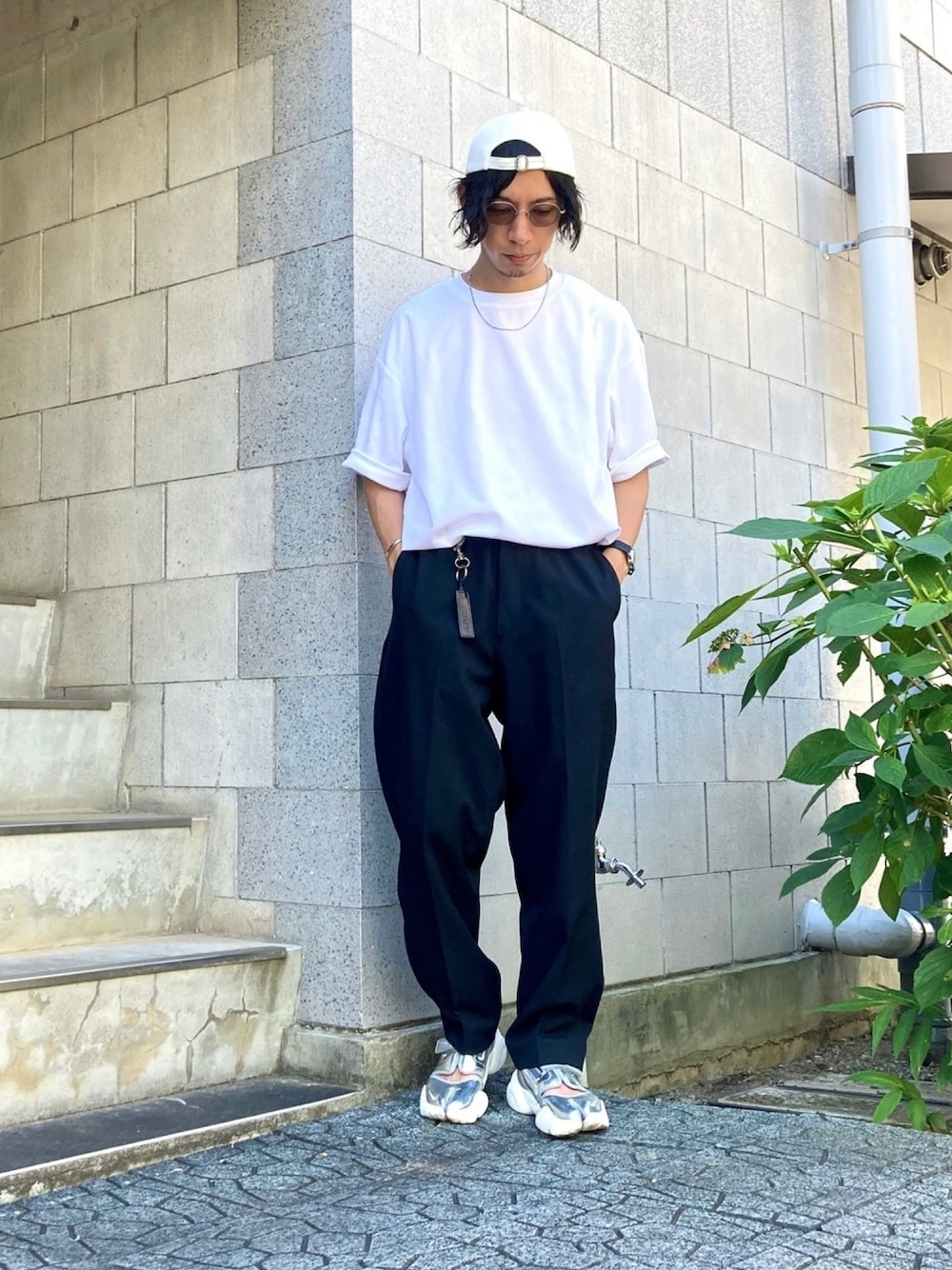 「夏、シンプルコーデ、ラフ、カジュアル、大人カジュアル、タックイン、ビッグシルエット、ストリートMIX、ワイドパンツ、シルバーシューズ」｜「A.P.C.のCASQUETTE AARON LOGO APC　19E（キャップ、ホワイト系）」を使った、RINTAROさん（メンズ・170cm）の夏コーディネートの1枚目の写真