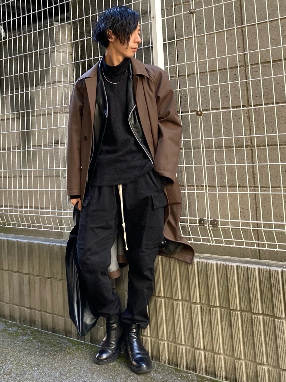 「冬コーデ、休日スタイル、リックオウエンス、RICK OWENS、モード、おしゃれさんと繋がりたい、ストリート、ジョガーパンツ、タートルネック、ライダース」｜「UNIQLOのアイテム（ステンカラーコート、ブラウン系）」を使った、RINTAROさん（メンズ・170cm）の冬コーディネートの1枚目の写真