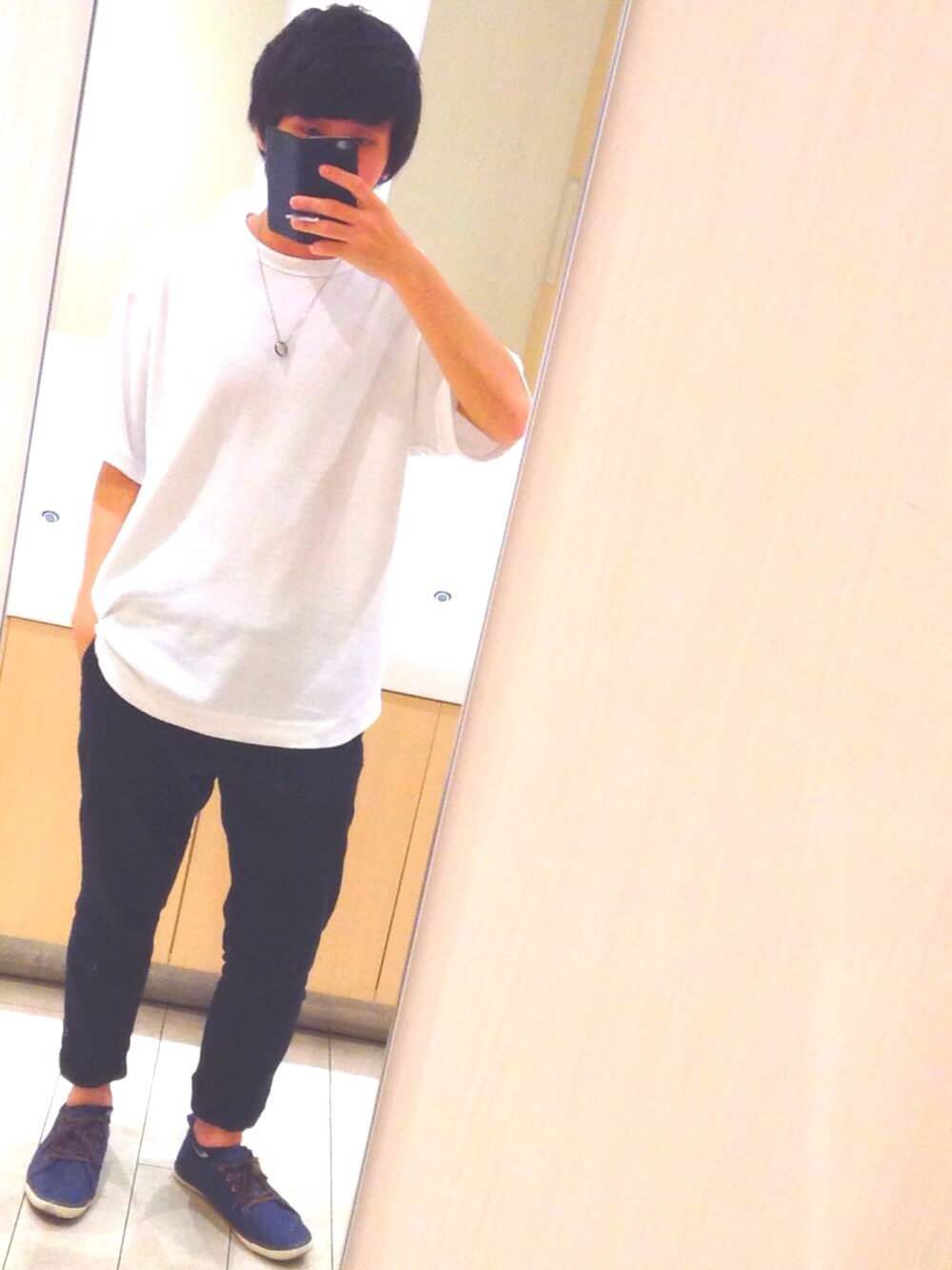 ホワイト系のTシャツ/カットソー、ブラック系のその他パンツ、ブラック系のスニーカーを着用したメンズの春コーディネートの1枚目の写真
