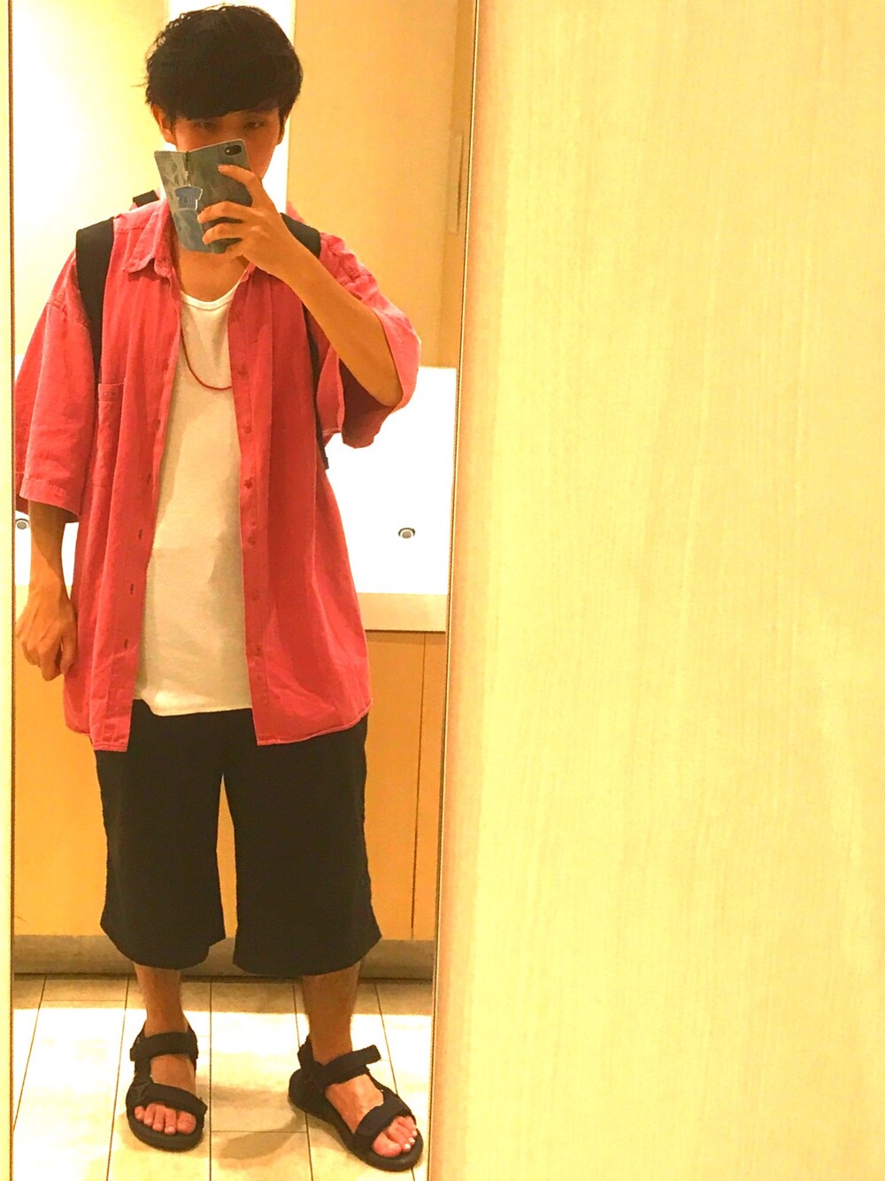 ホワイト系のTシャツ/カットソー、レッド系のシャツ/ブラウス、ブラック系のその他パンツを着用したメンズの夏コーディネートの1枚目の写真