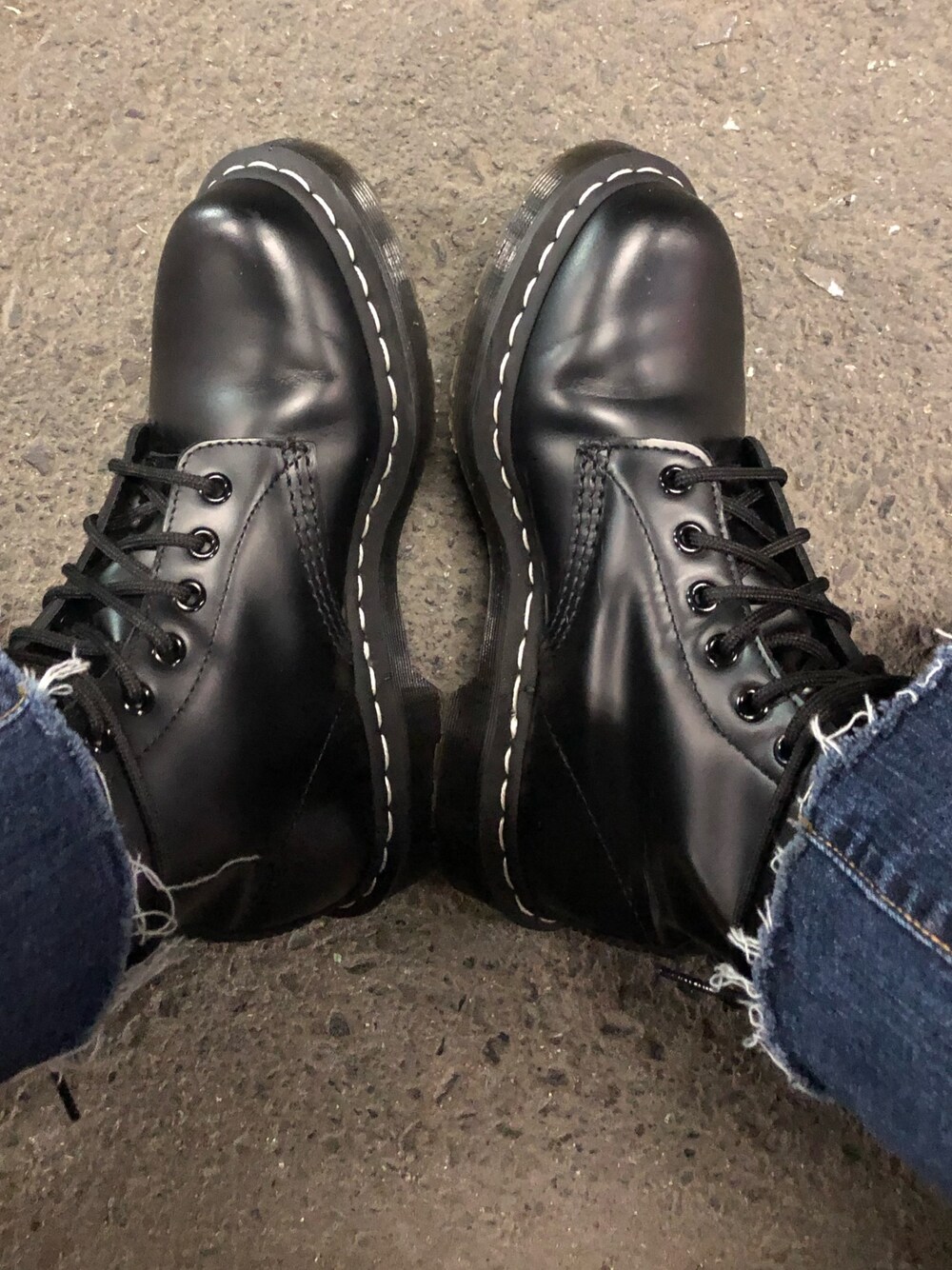 「キャラクター靴下、Dr.Martens、デニム」｜「Dr. MartensのDr.Martens 1460Z (BLACK SMOOTH WHITE STITCH )（ブーツ、ブラック系）」を使った、コモさん（レディース・158cm）の秋コーディネートの1枚目の写真