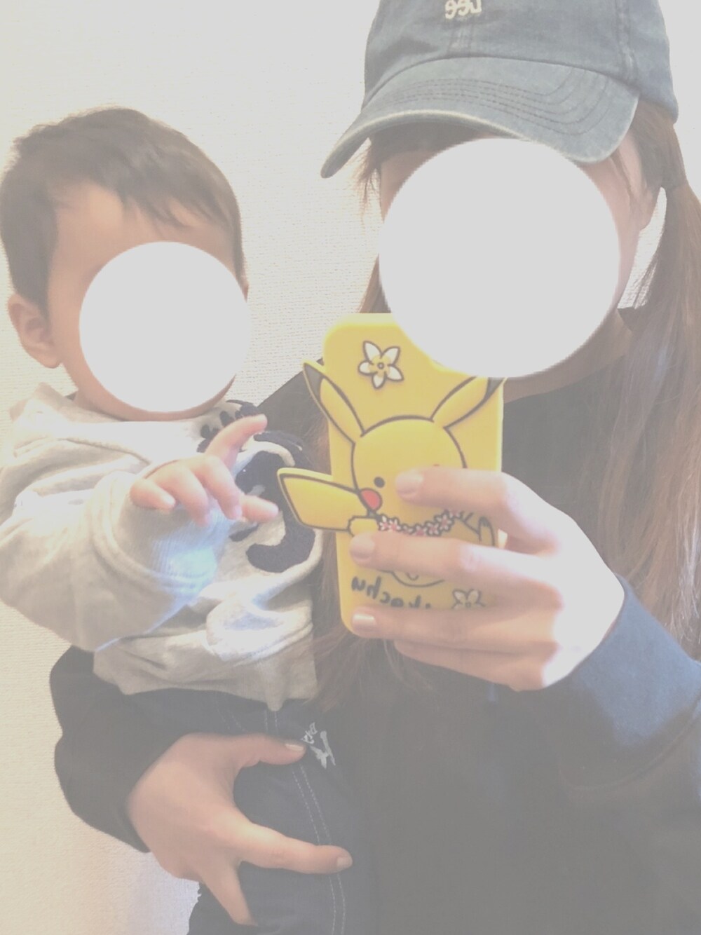 「赤ちゃんコーデ、男の子コーデ、むすこーで、おとこのこ、ママコーデ、キッズファッション、ストリート服が好き、デニム、フォローミー、おしゃれさんと繋がりたい」｜「BUDDY Leeの【ベビーザらスオリジナル】BUDDY LEE 長袖トレーナー ロゴ刺繍（スウェット、グレー系）」を使った、totoさん（キッズ・70cm）の秋コーディネートの1枚目の写真