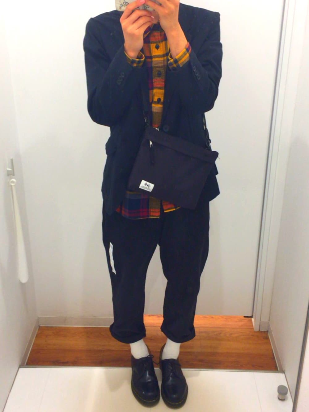 ブラック系のテーラードジャケット、オレンジ系のシャツ/ブラウス、ブラック系のショルダーバッグを着用したメンズの冬コーディネートの1枚目の写真