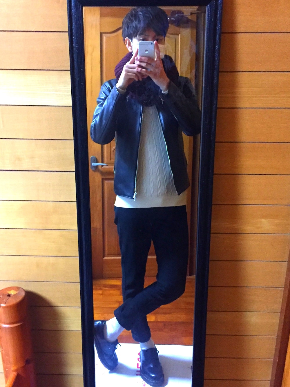 「休日スタイル、ライダース好きと繋がりたい、甘辛mix、Dr.Martens、ユニクロ、リドム、黒スキニー、シンプルコーデ、ブラック」｜「WEGOのWEGO/プレーンスヌード（ストール/ショール、レッド系）」を使った、じゅんさん（メンズ・180cm）の冬コーディネートの1枚目の写真