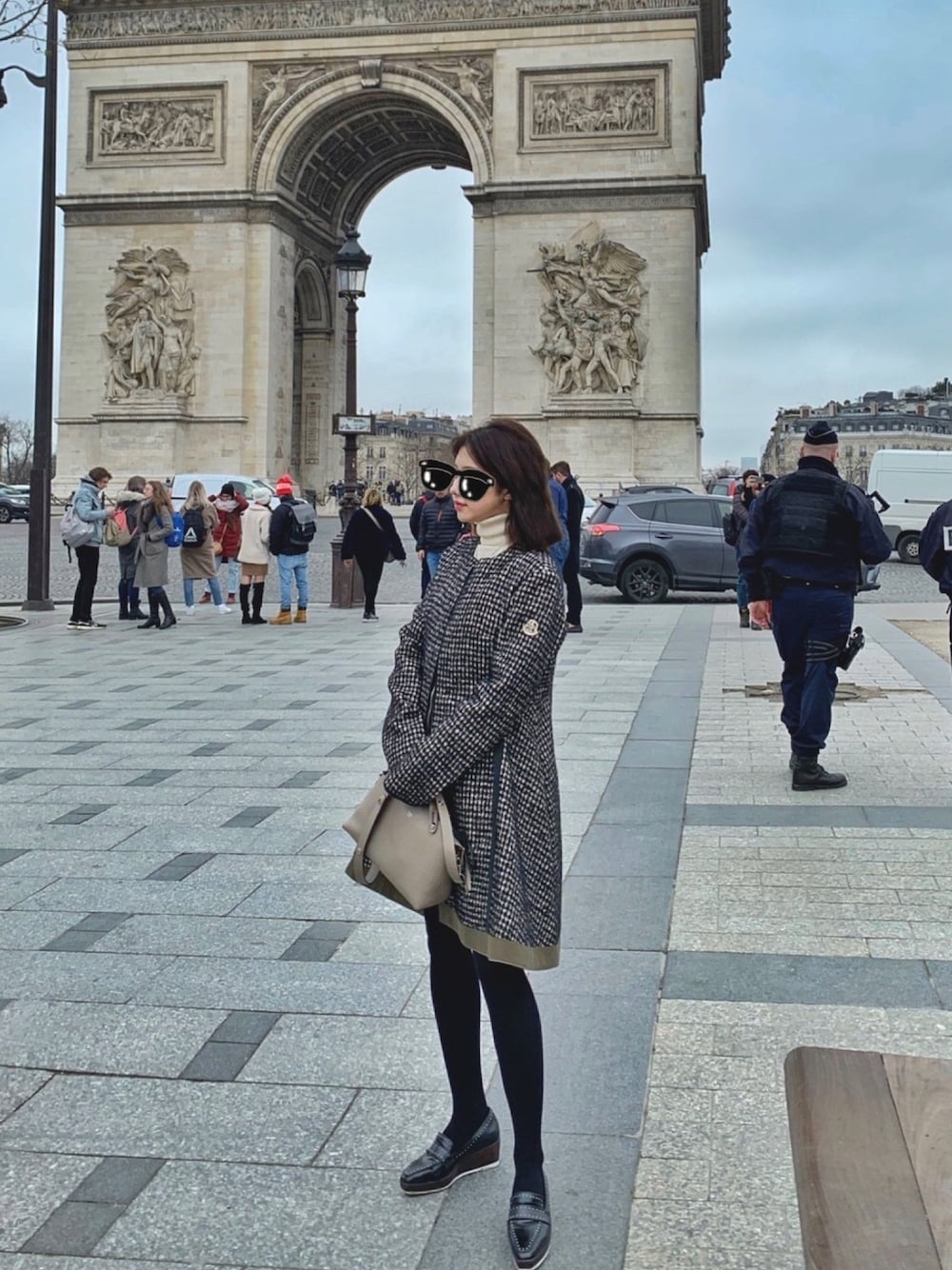 「ootd、冬アウター」｜「MONCLERのアイテム（ノーカラージャケット、ブラック系）」を使った、ほさん（レディース・161cm）の冬コーディネートの1枚目の写真