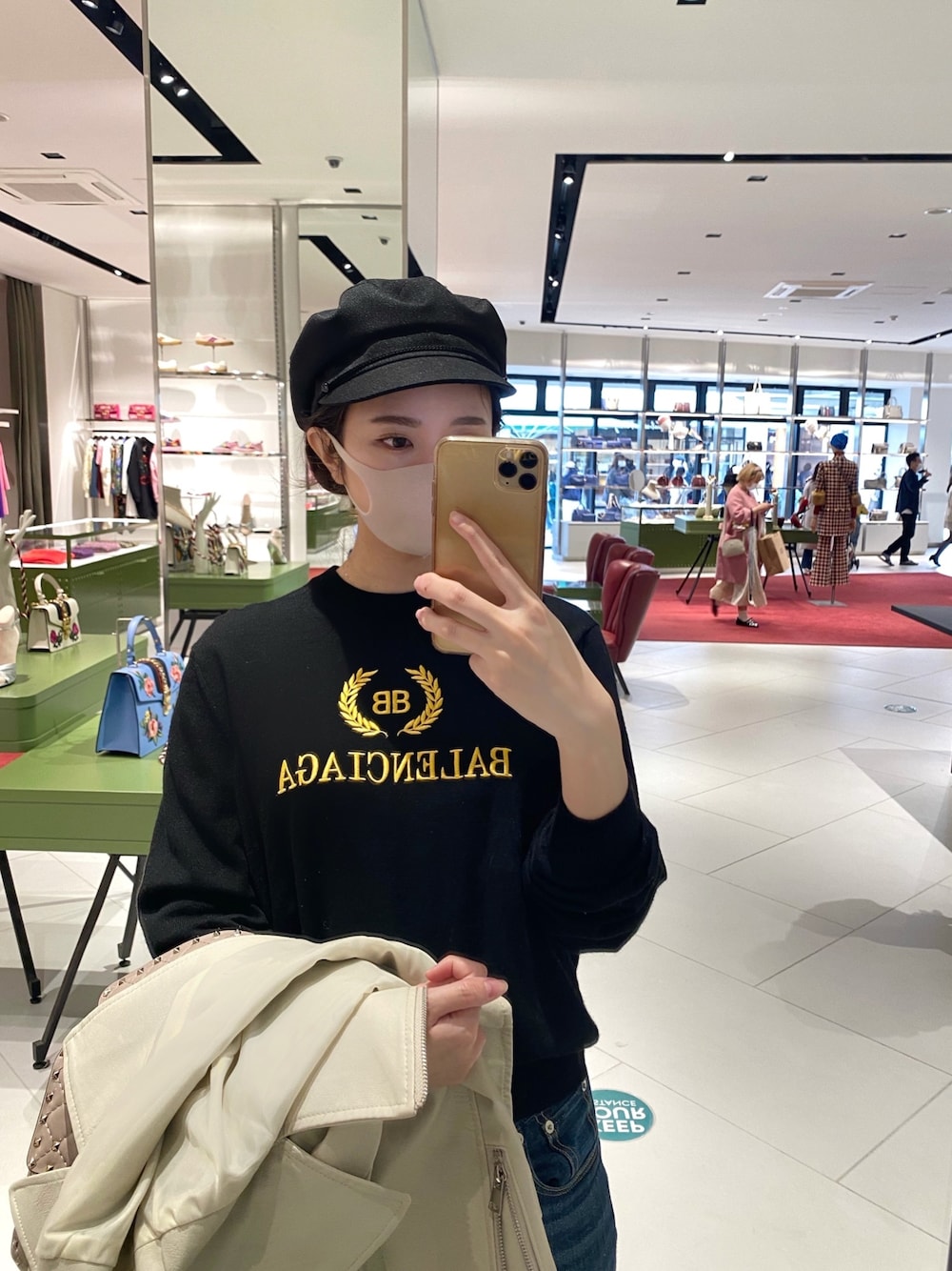 「きれいめカジュアル、デニムパンツ、BALENCIAGA」｜「BALENCIAGAのアイテム（ニット/セーター、ブラック系）」を使った、ほさん（レディース・162cm）の春コーディネートの1枚目の写真
