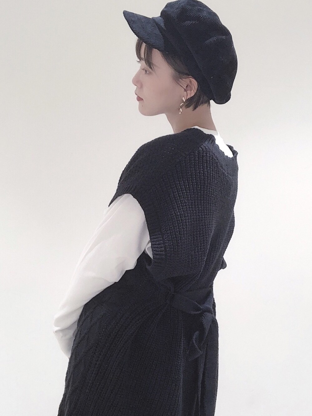 「秋冬コーデ、パンツスタイル、おしゃれさんと繋がりたい、ベスト、ブラック、やっぱりストリートが好き、いいね、save、フォローお願いします🤑、earth music&ecology、広瀬すず、monsautam」｜「earth music&ecologyのコーデュロイマリンキャップ（キャップ、ブラック系）」を使った、mayuさん（レディース・160cm）の秋コーディネートの1枚目の写真