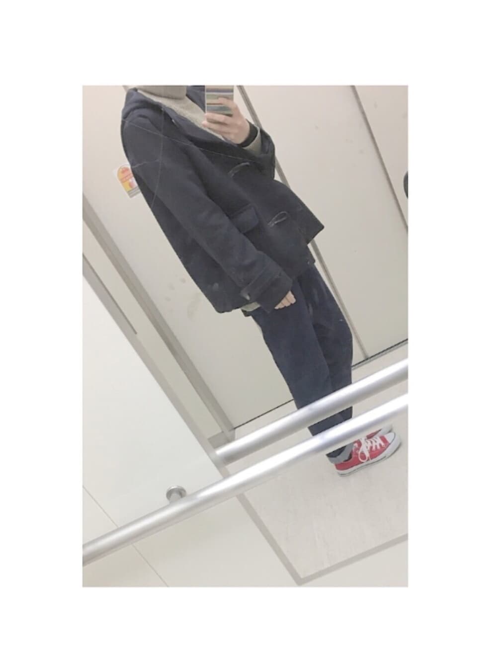 ブルー系のダッフルコート、ブルー系のその他パンツ、レッド系のスニーカーを着用したレディースの冬コーディネートの1枚目の写真