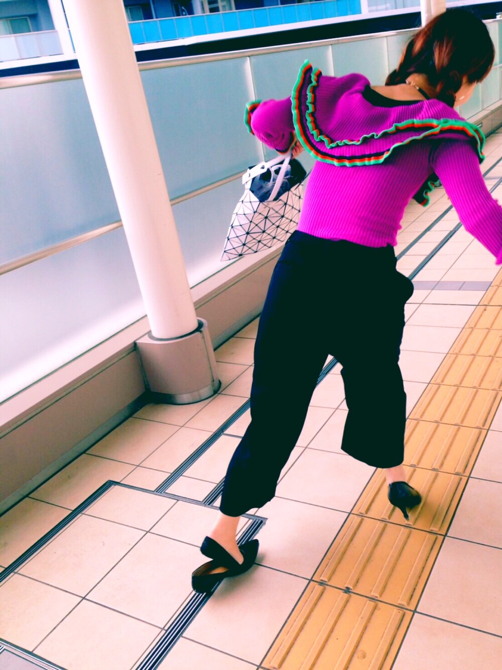 「spring、springstlye、春コーデ、黒」｜「PAMEO POSEのＣＡＲＭＥＮ ＫＮＩＴ ＴＯＰ（ニット/セーター、パープル系）」を使った、はるなさん（レディース・160cm）の春コーディネートの1枚目の写真