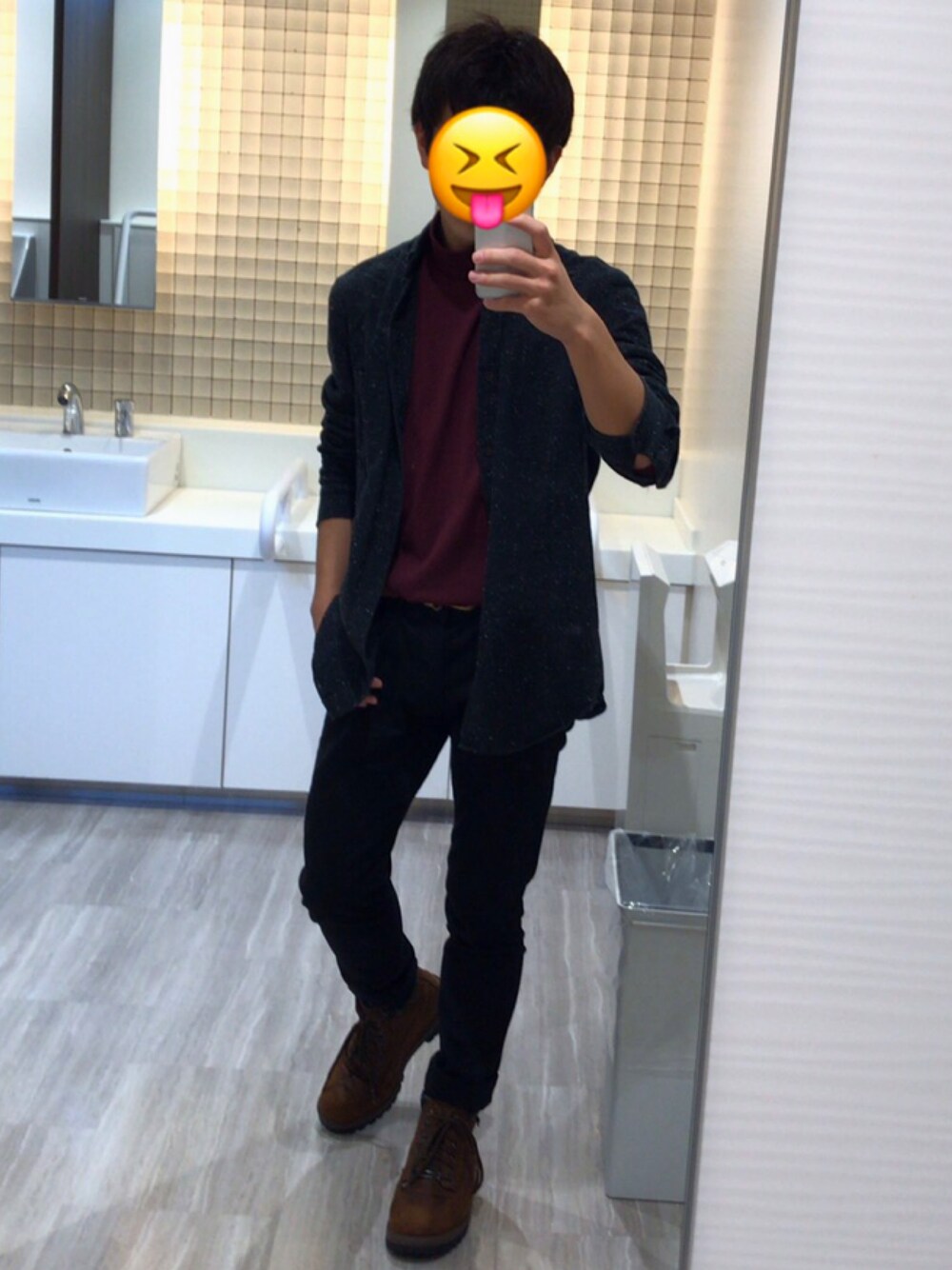 レッド系のスウェット、ブラック系のジャケット/アウター、ブラック系のその他パンツを着用したメンズの秋コーディネートの1枚目の写真