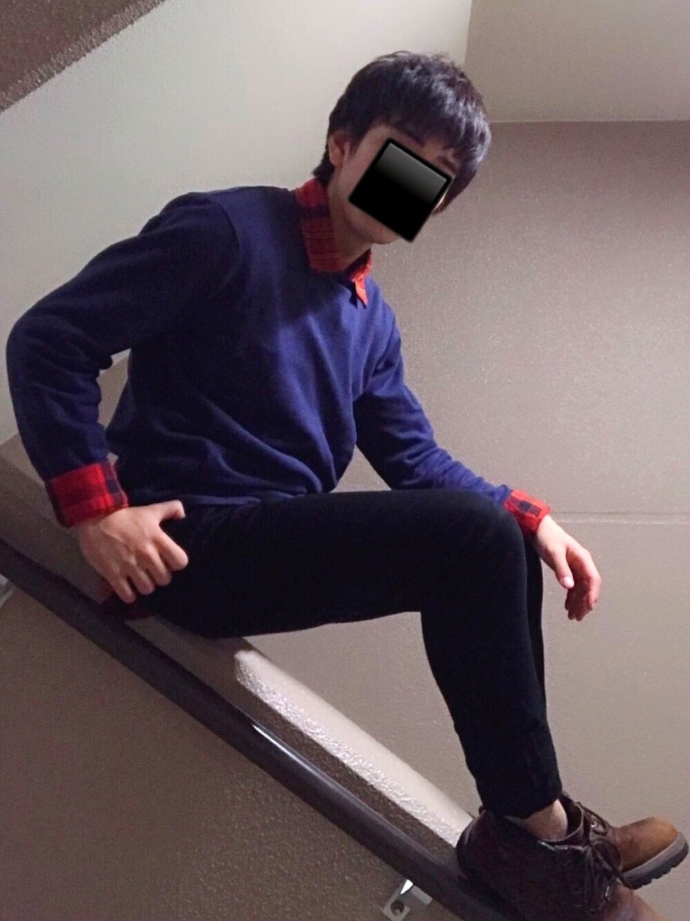 ブラック系のパンツ、レッド系のシャツ/ブラウス、ブラウン系のブーツを着用したメンズの秋コーディネートの1枚目の写真