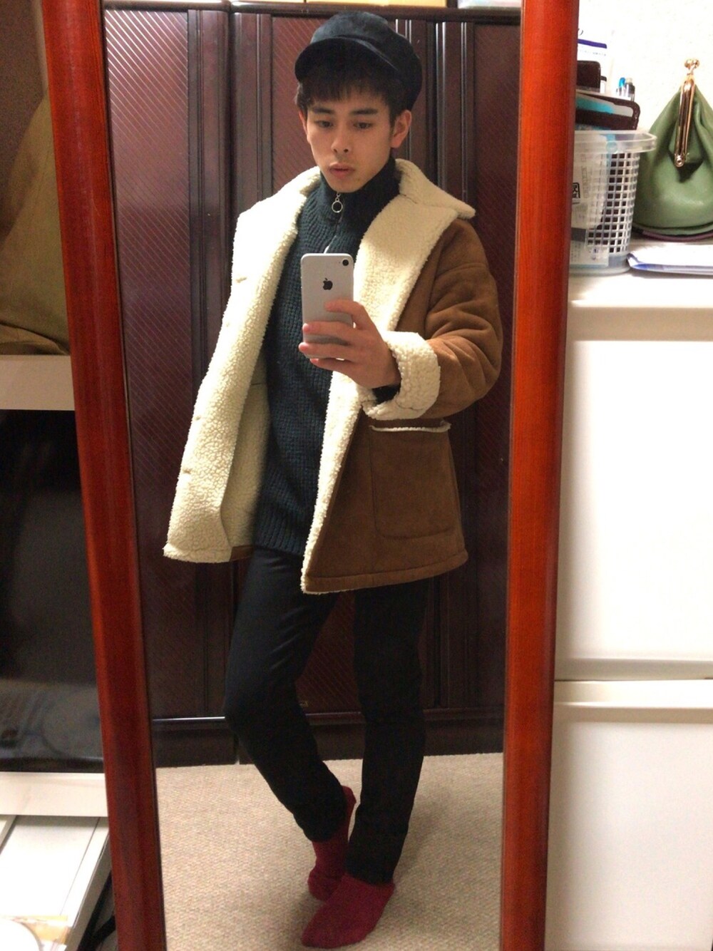 ゴールド系のムートンコート、ブラック系のニット/セーター、ブラック系のパンツを着用したメンズの冬コーディネートの1枚目の写真