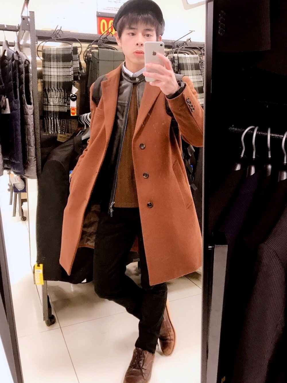 ブラウン系のチェスターコート、ブラック系のライダースジャケット、ブラウン系のニット/セーターを着用したメンズの冬コーディネートの1枚目の写真