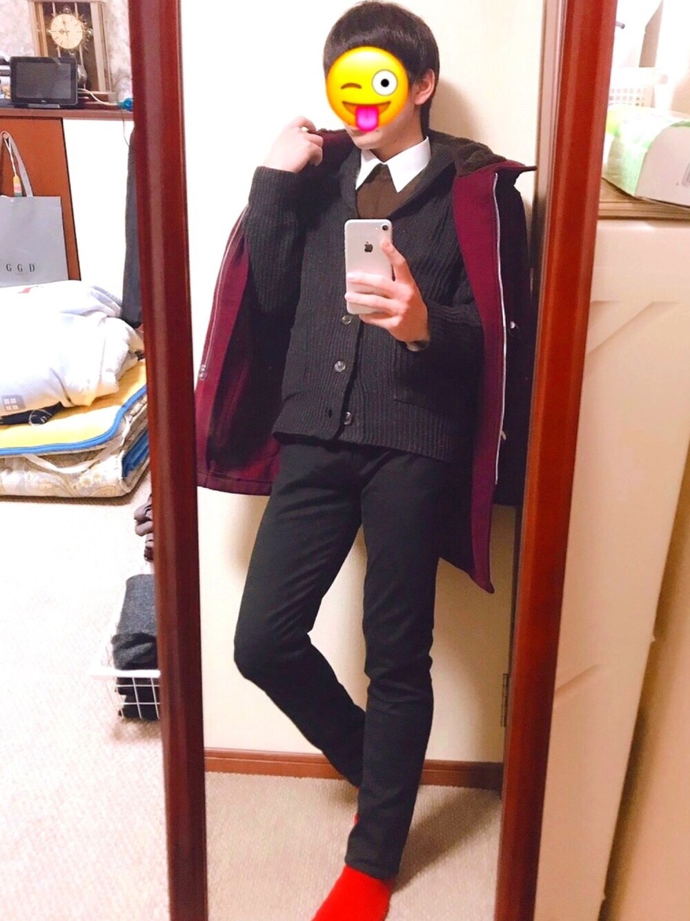 パープル系のダッフルコート、ホワイト系のシャツ/ブラウス、ブラック系のパンツを着用したメンズの冬コーディネートの1枚目の写真