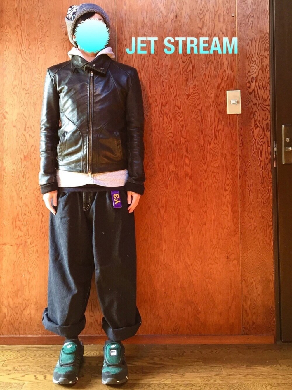 ブラック系のライダースジャケット、グレー系のパーカー、ブラック系のTシャツ/カットソーを着用したメンズの冬コーディネートの1枚目の写真