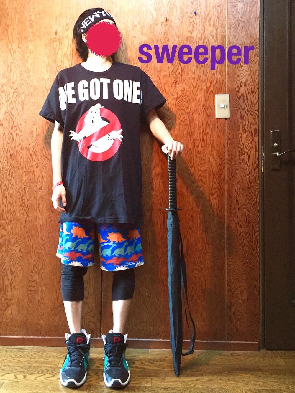 ブラック系のTシャツ/カットソー、その他のその他パンツ、グリーン系のスニーカーを着用したメンズの夏コーディネートの1枚目の写真