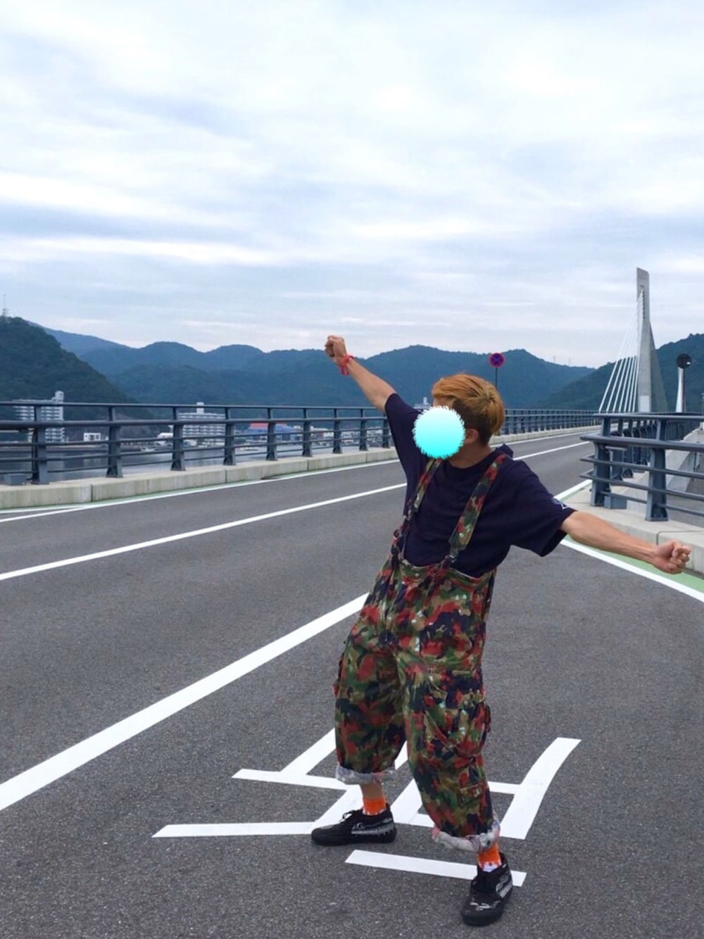 ブルー系のTシャツ/カットソー、その他のつなぎ/オールインワン、ブラック系のスニーカーを着用したメンズの夏コーディネートの1枚目の写真