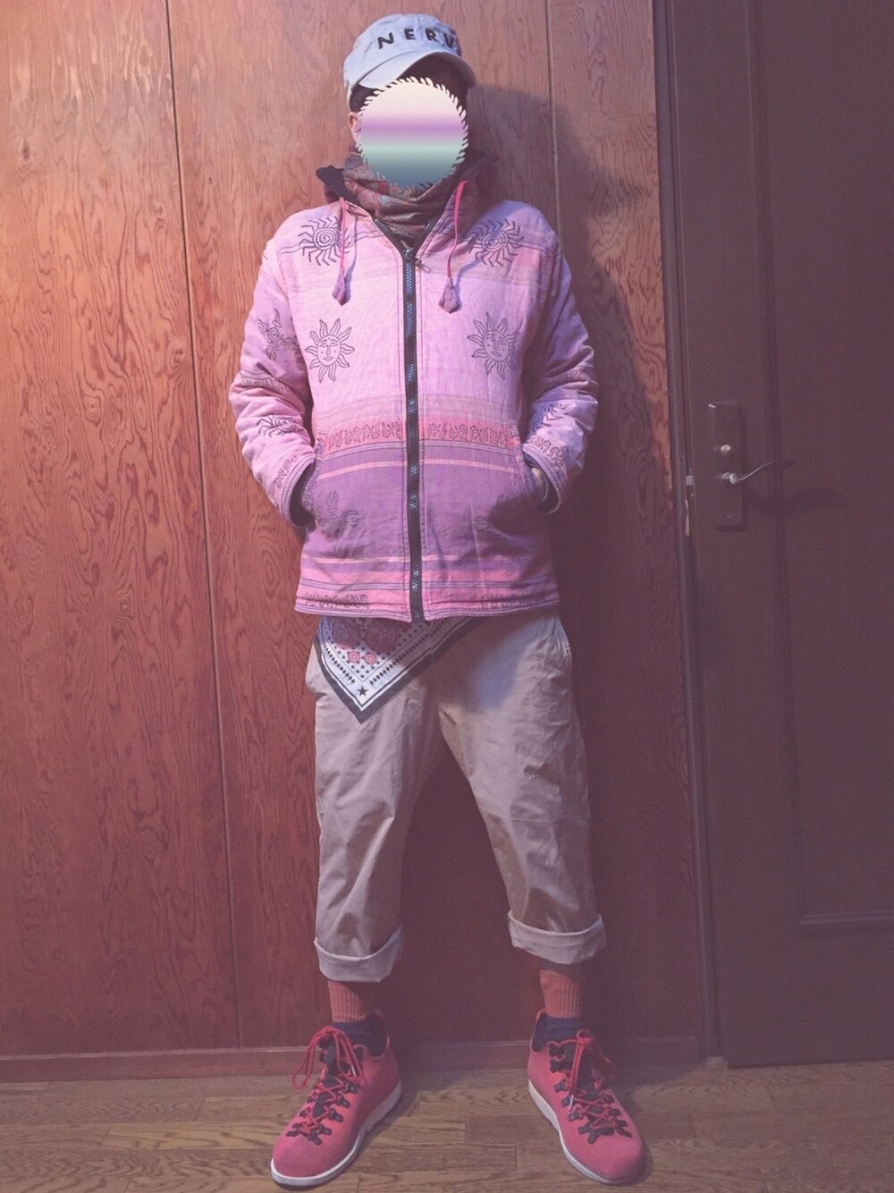 ピンク系のパーカー、ベージュ系のチノパンツ、レッド系のその他シューズを着用したメンズの冬コーディネートの1枚目の写真