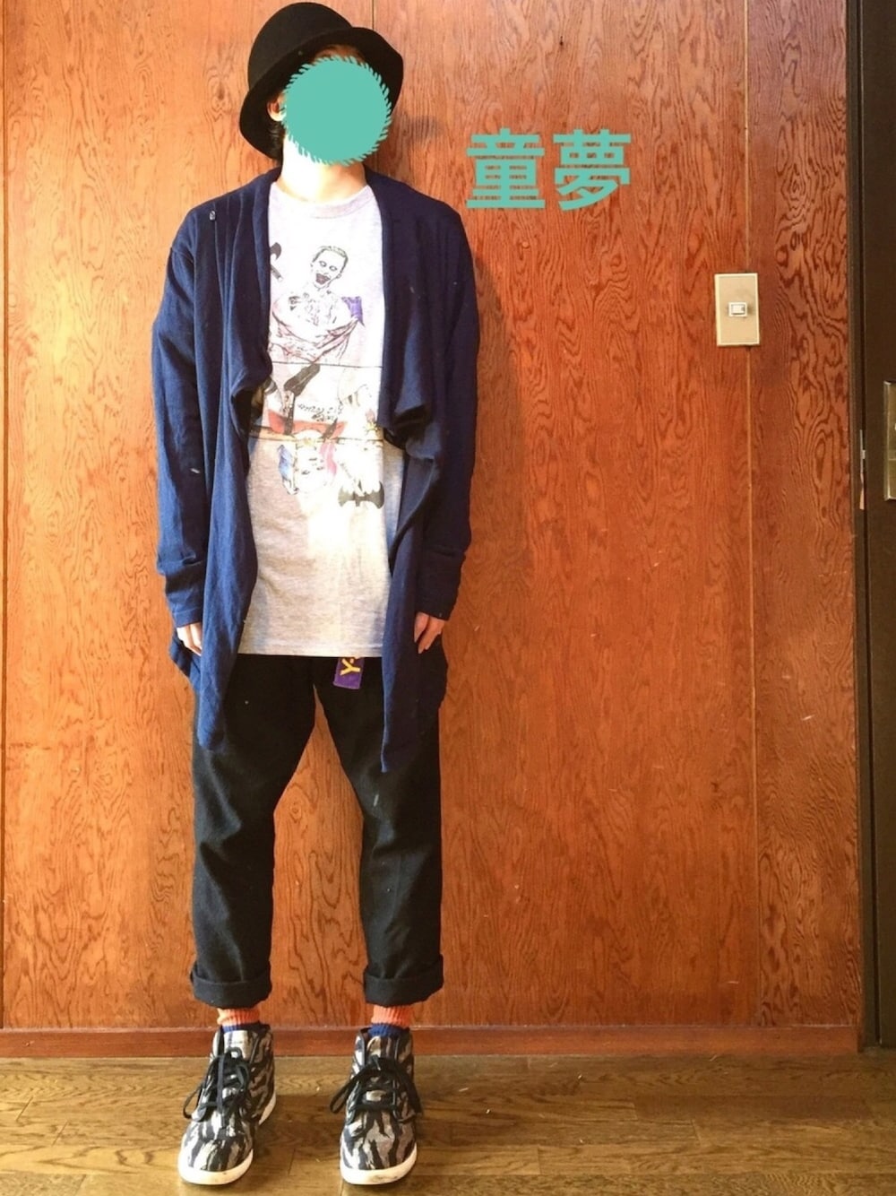 ブルー系のカーディガン/ボレロ、その他のTシャツ/カットソー、グレー系のTシャツ/カットソーを着用したメンズの冬コーディネートの1枚目の写真