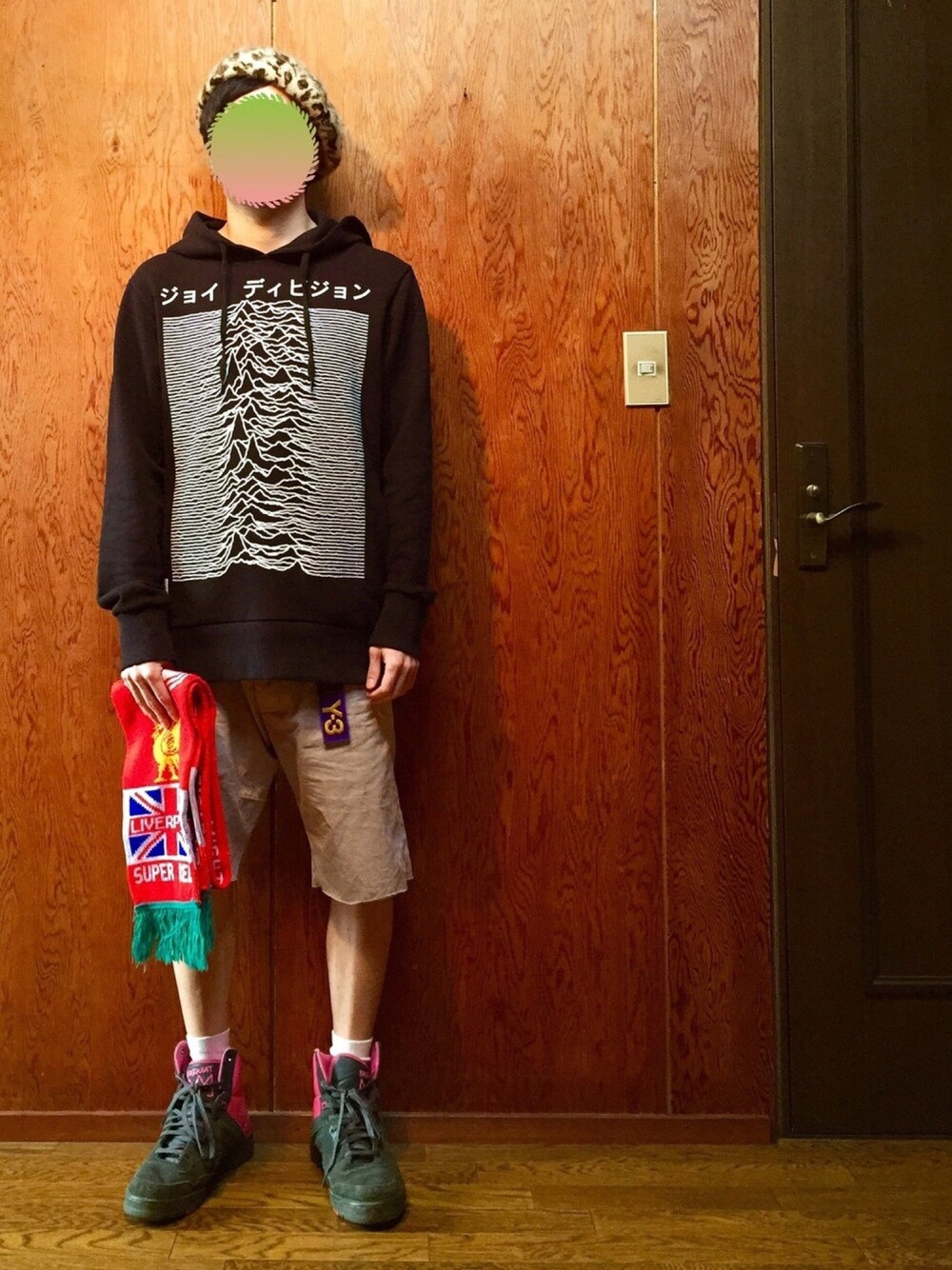 ブラック系のパーカー、ベージュ系のその他パンツ、ブラック系のスニーカーを着用したメンズの春コーディネートの1枚目の写真