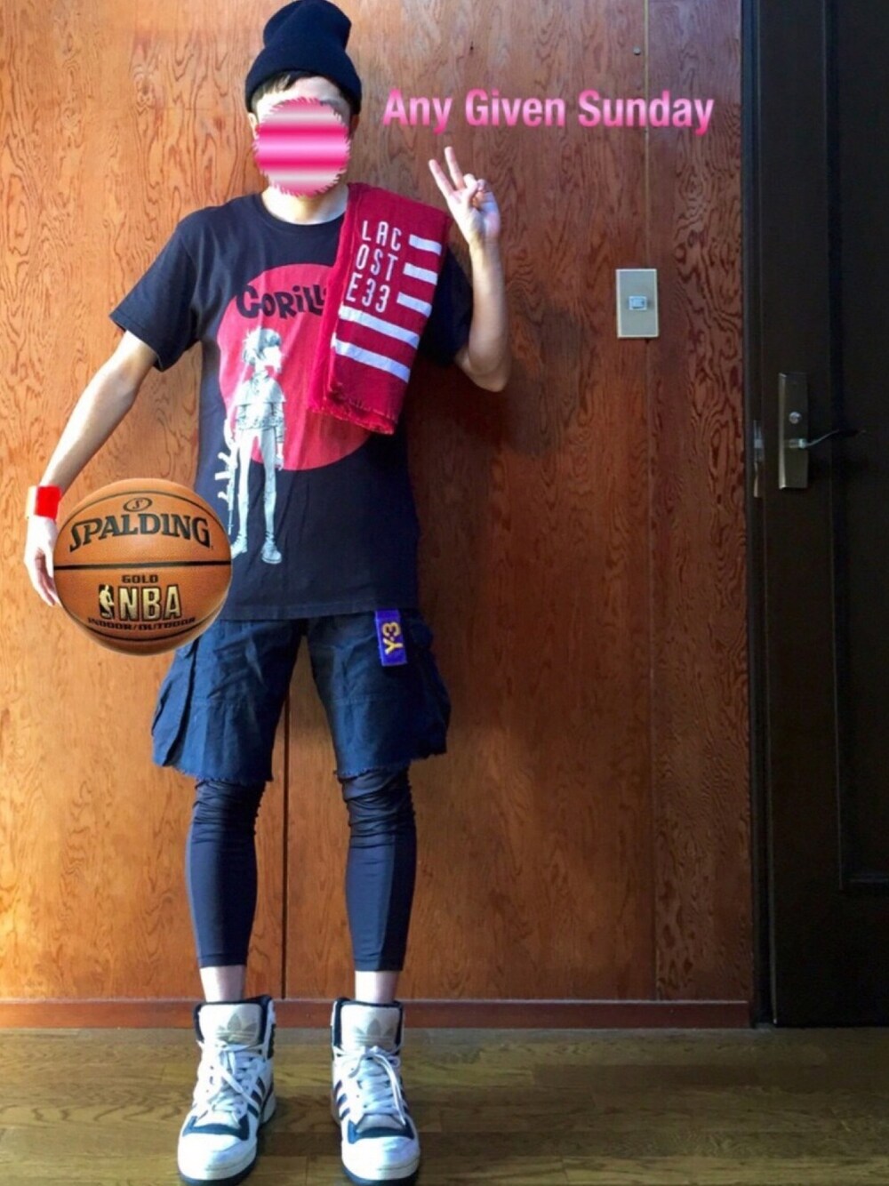 ブラック系のTシャツ/カットソー、ブラック系のその他パンツ、ホワイト系のスニーカーを着用したメンズの秋コーディネートの1枚目の写真