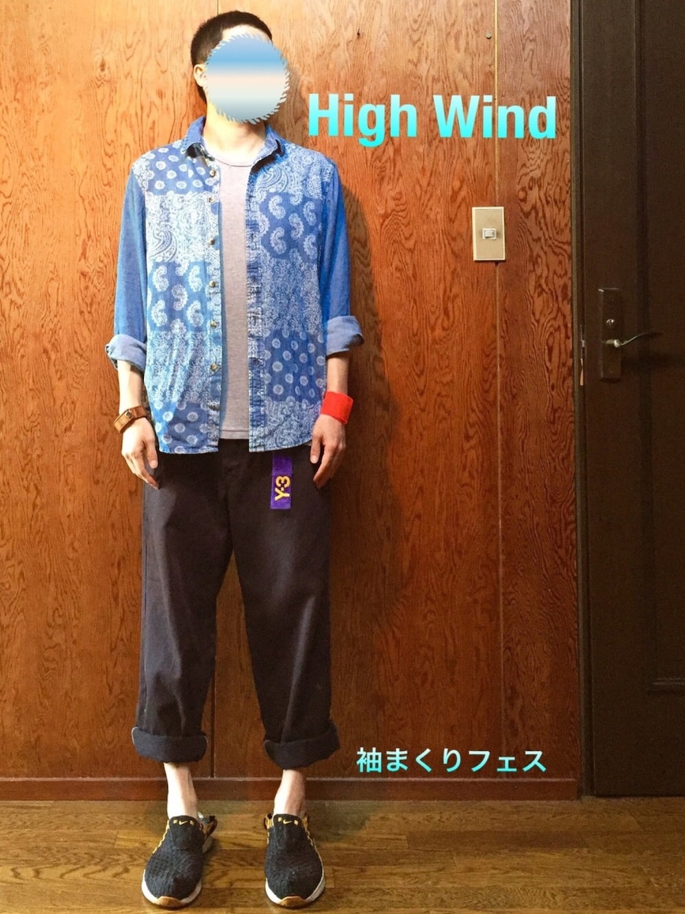 ブルー系のシャツ/ブラウス、ホワイト系のTシャツ/カットソー、パープル系のチノパンツを着用したメンズの春コーディネートの1枚目の写真