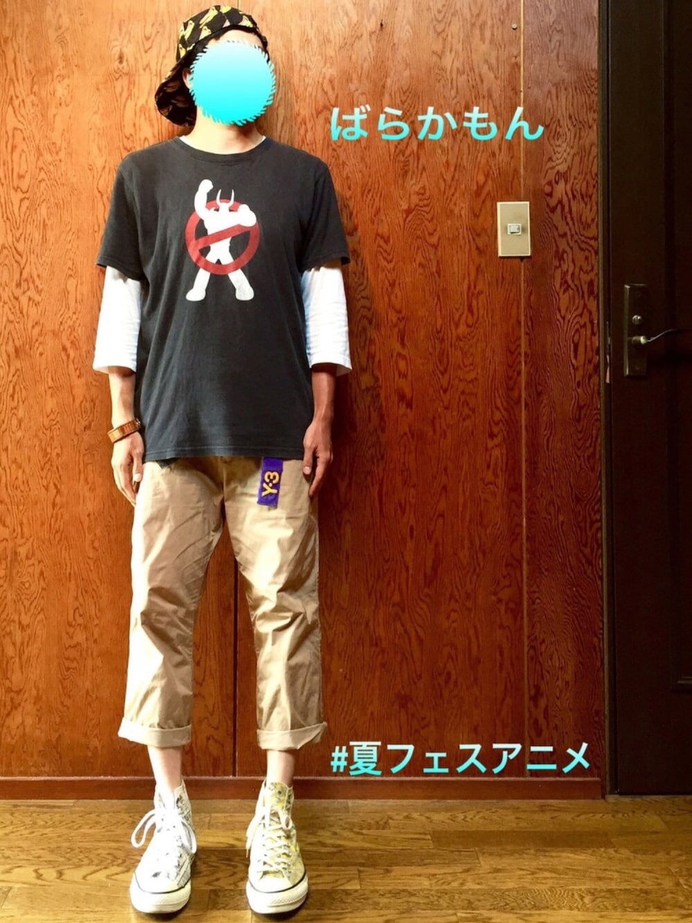 ブラック系のTシャツ/カットソー、ホワイト系のTシャツ/カットソー、イエロー系のスニーカーを着用したメンズの夏コーディネートの1枚目の写真