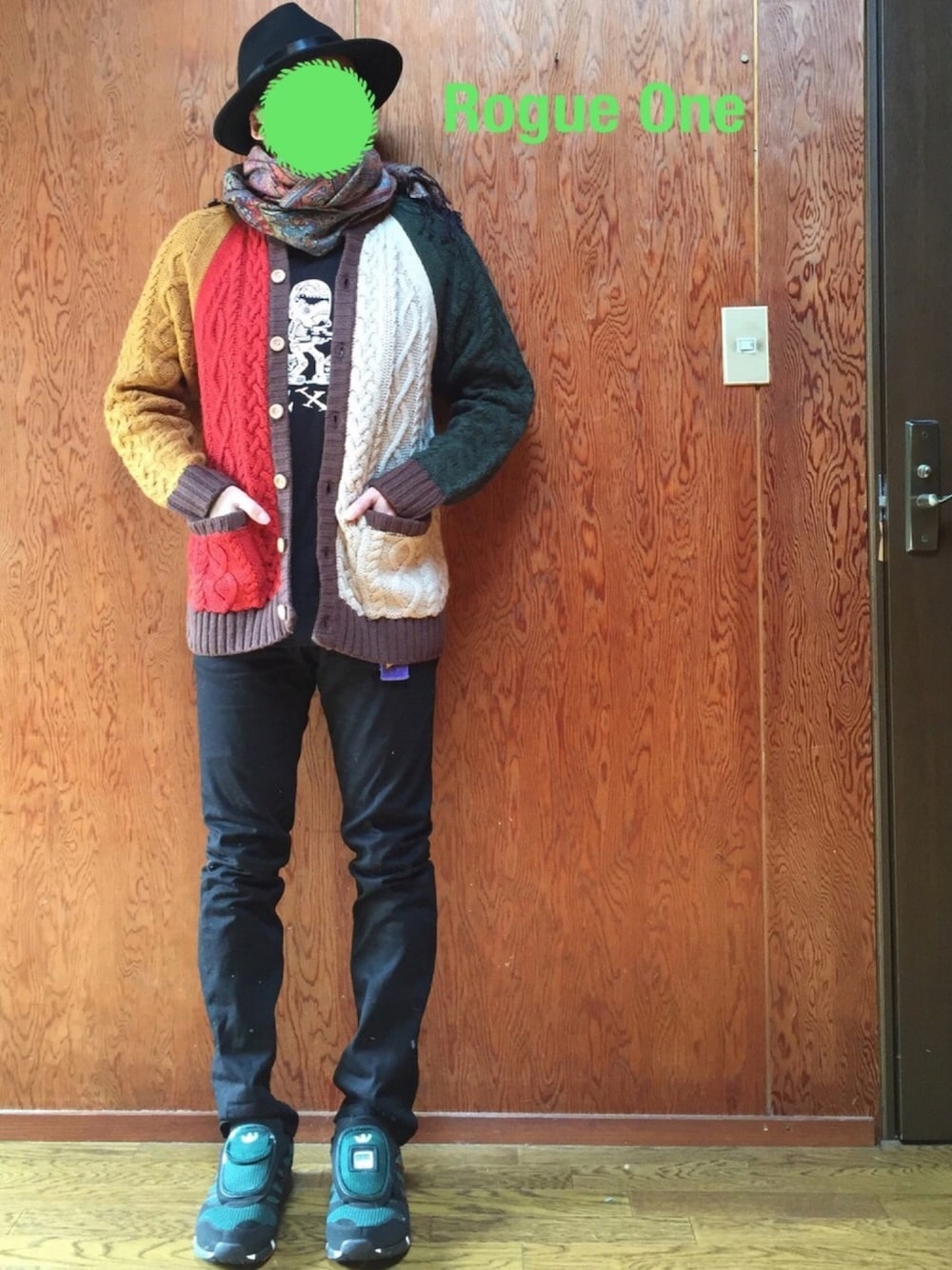 その他のカーディガン/ボレロ、ブラック系のTシャツ/カットソー、ブラック系のその他パンツを着用したメンズの秋コーディネートの1枚目の写真