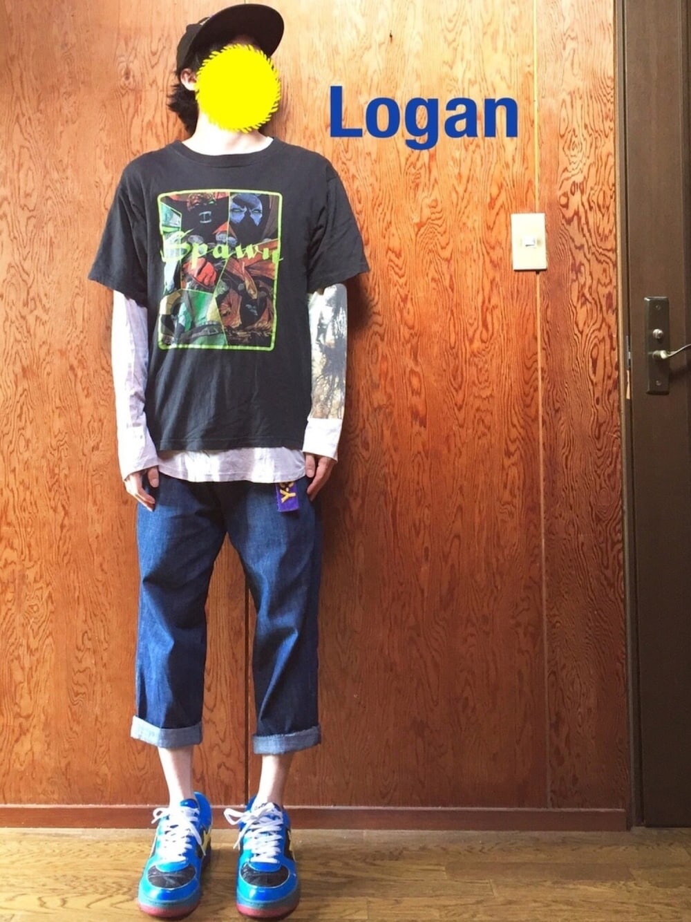 ブラック系のTシャツ/カットソー、ベージュ系のTシャツ/カットソー、ブルー系のスニーカーを着用したメンズの春コーディネートの1枚目の写真