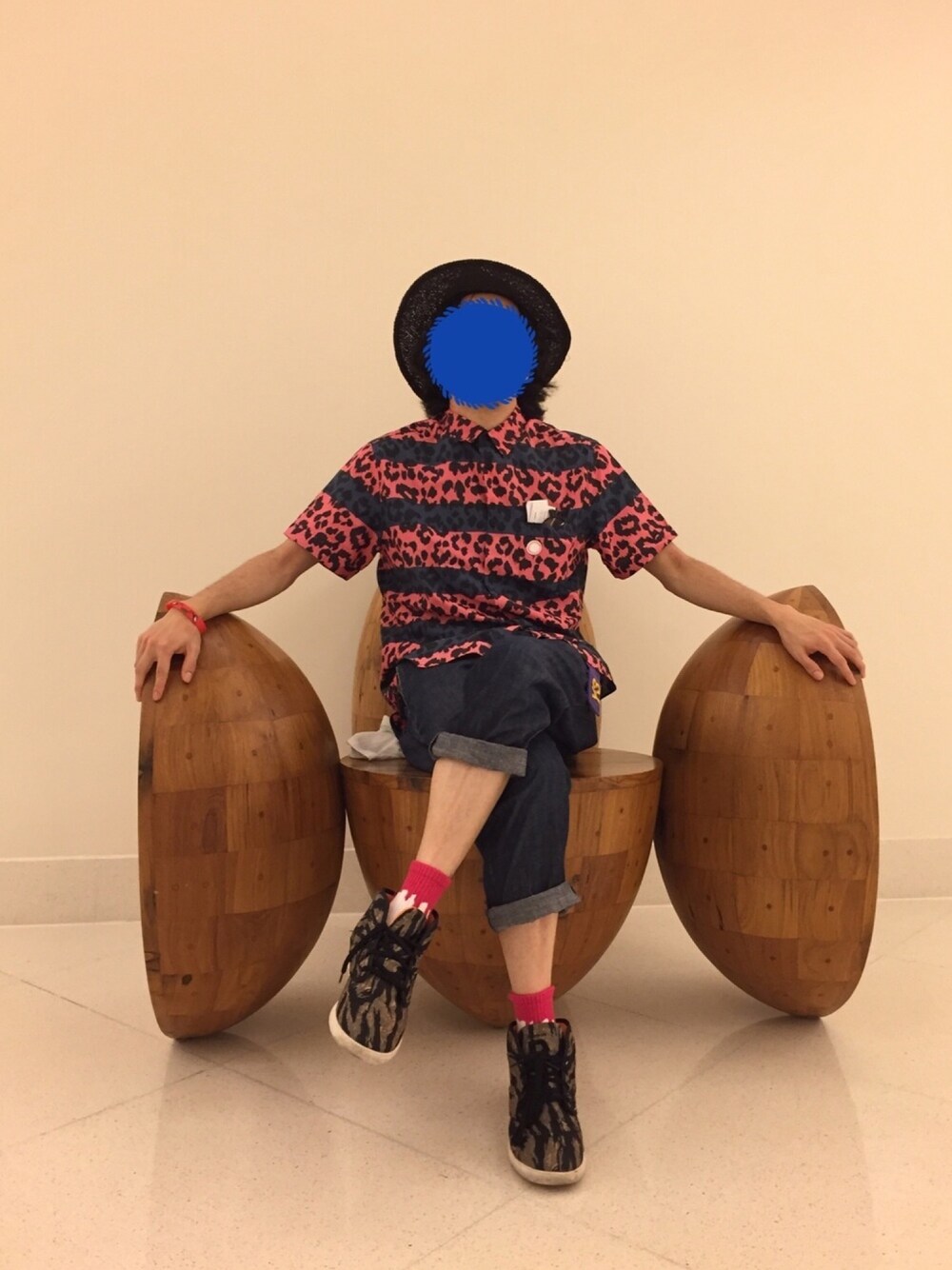 ピンク系のシャツ/ブラウス、ブルー系のその他パンツ、その他のスニーカーを着用したメンズの夏コーディネートの1枚目の写真