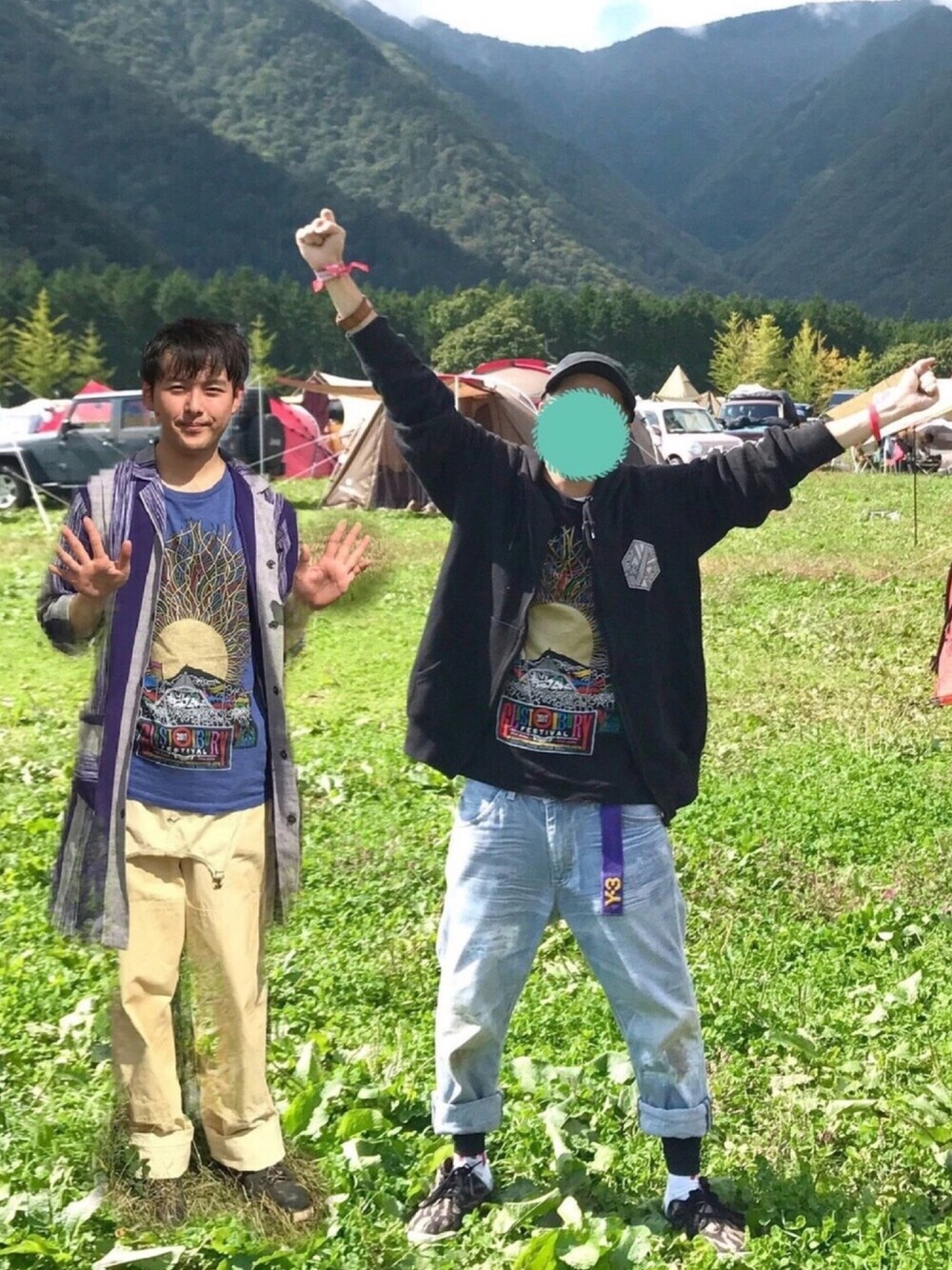 ブラック系のパーカー、ブラック系のTシャツ/カットソー、ブラック系のTシャツ/カットソーを着用したメンズの秋コーディネートの1枚目の写真