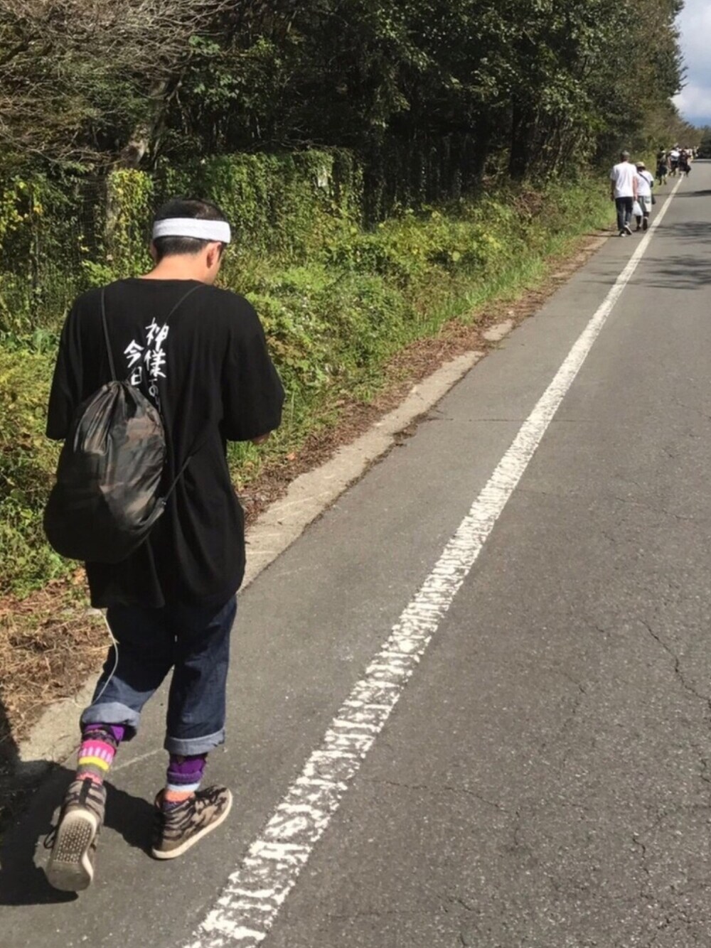 ブラック系のトップス、ブラック系のトップス、その他のバックパック/リュックを着用したメンズの秋コーディネートの1枚目の写真