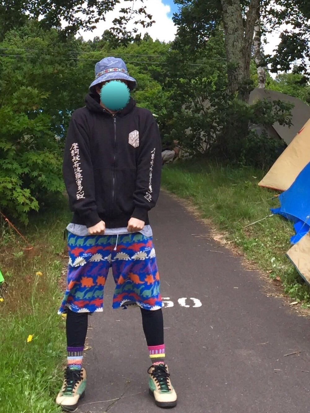 ブラック系のパーカー、グレー系のTシャツ/カットソー、その他のその他パンツを着用したメンズの夏コーディネートの1枚目の写真