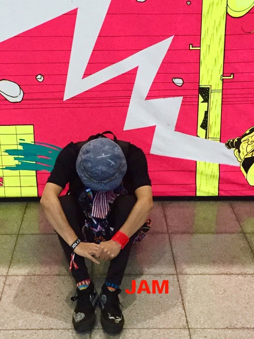 ブラック系のバックパック/リュック、その他のTシャツ/カットソー、その他のその他パンツを着用したメンズの夏コーディネートの1枚目の写真