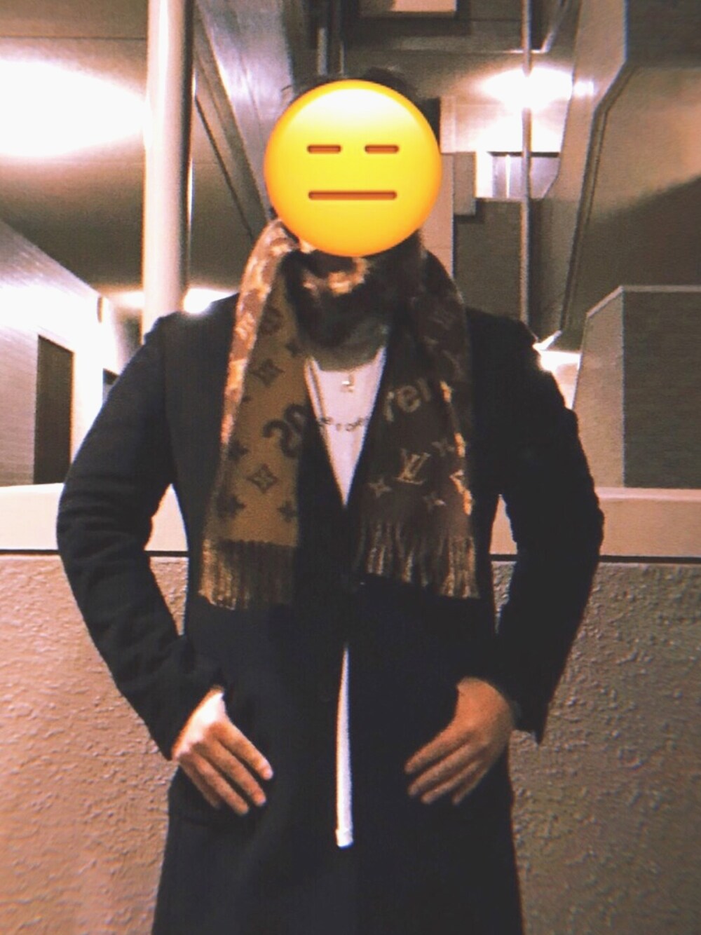 「休日スタイル、黒、チェスターコート、おしゃれさんと繋がりたい、お食事会コーデ」｜「F.A.M.Tのアイテム（Tシャツ/カットソー、ホワイト系）」を使った、cokepotatoさん（メンズ・172cm）の冬コーディネートの1枚目の写真